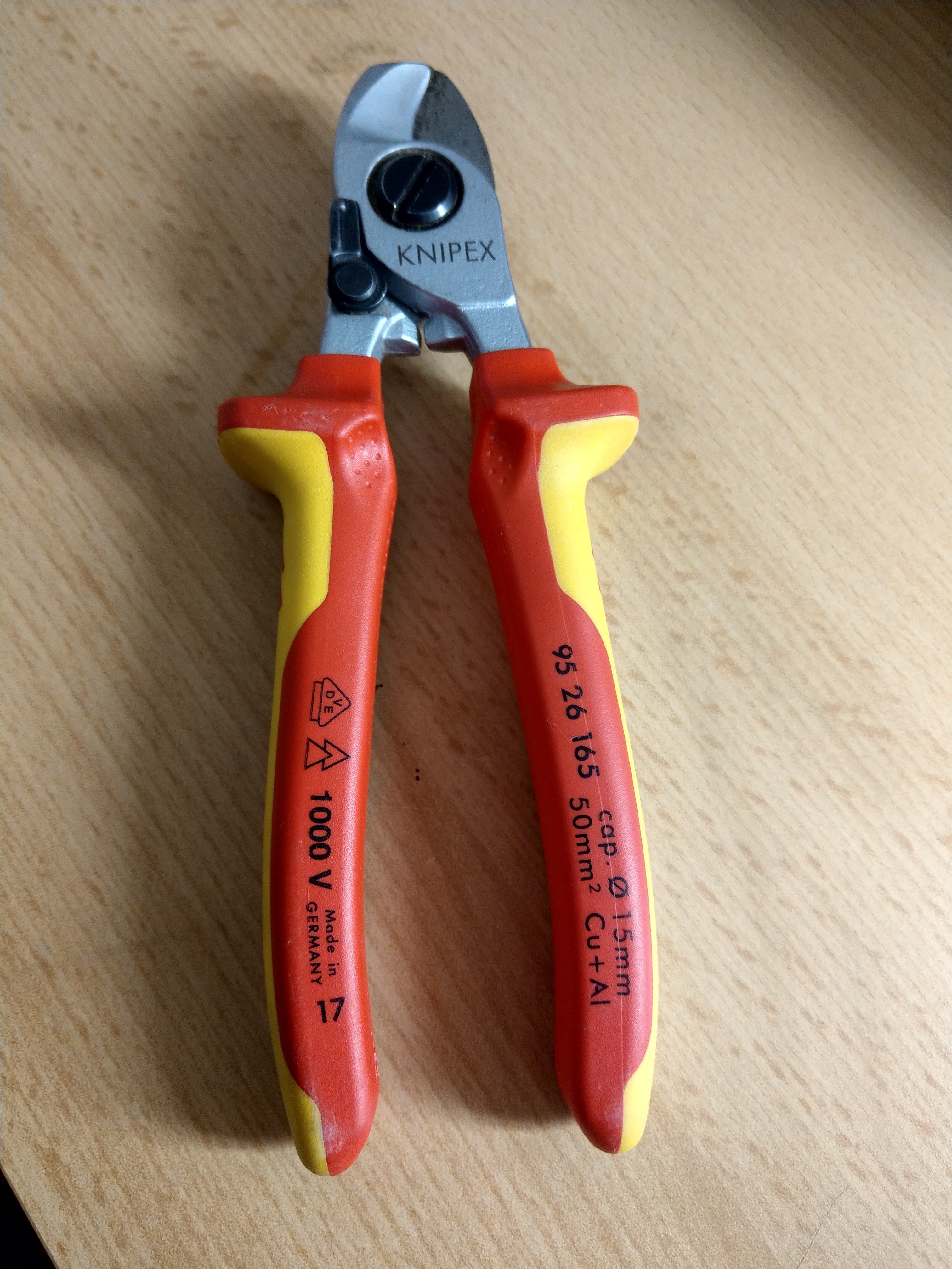 Gute Schere für Elektroinstallation