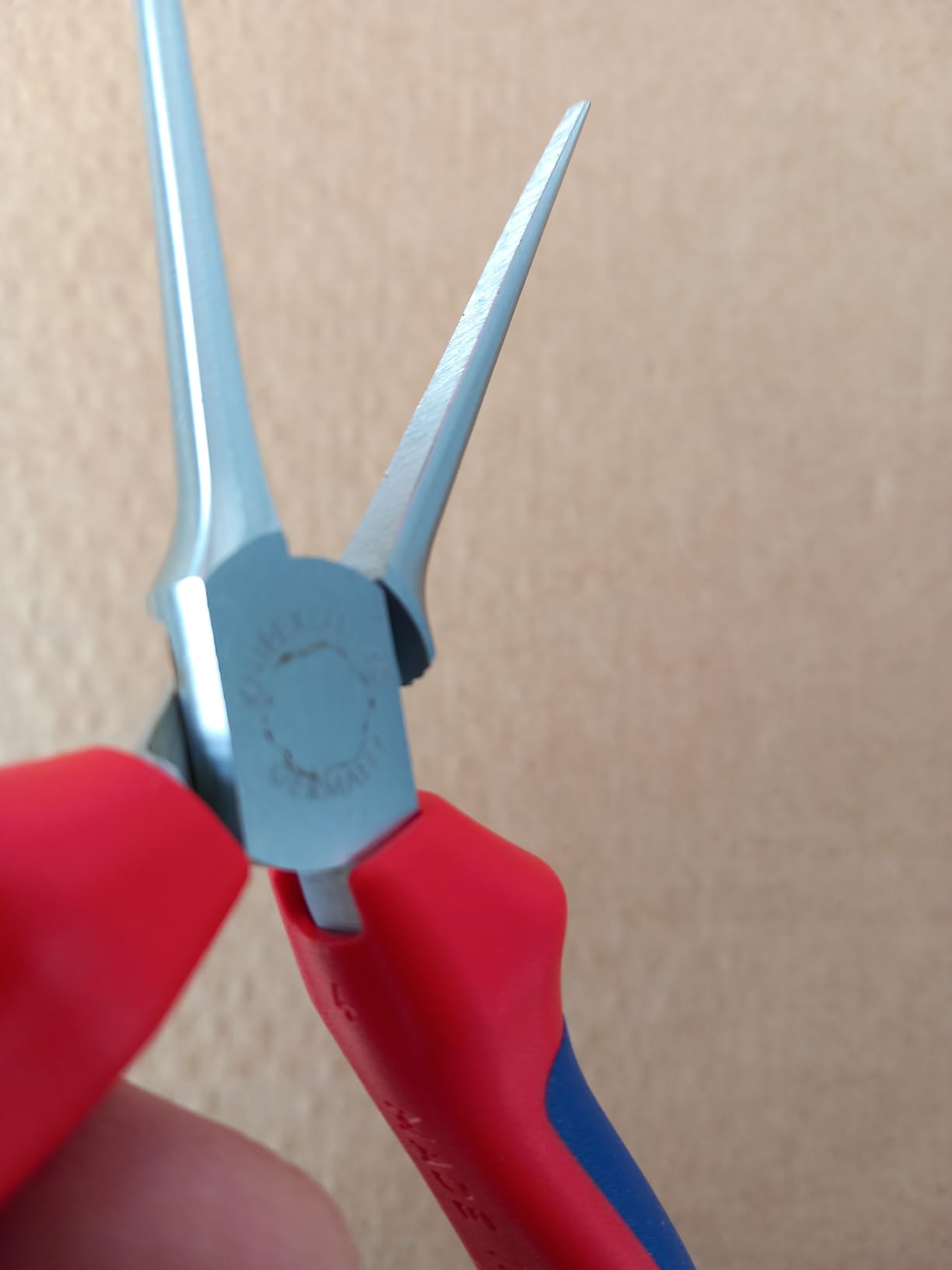 Feine Greifzange für Elektronik und Modellbau