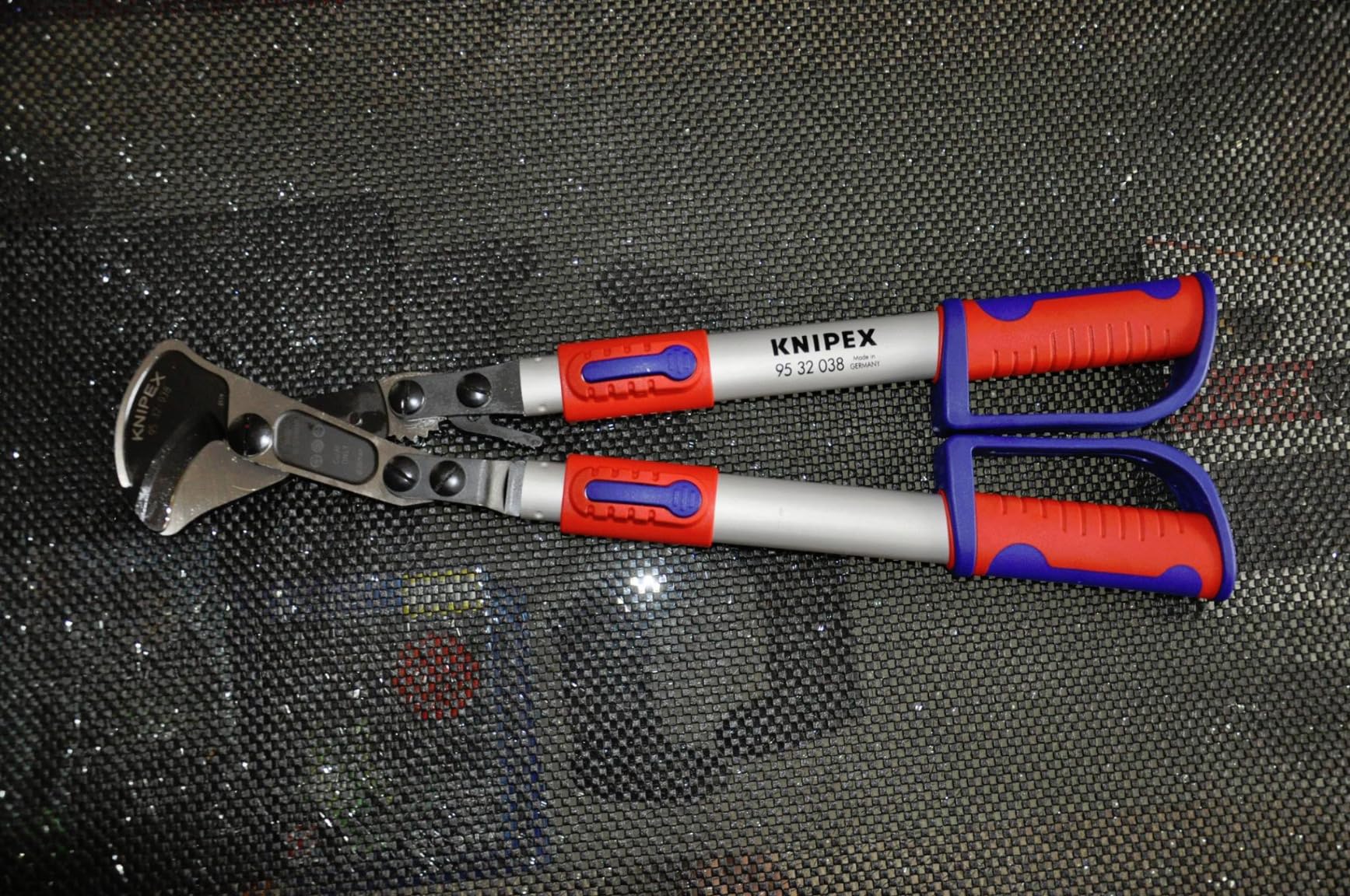 Schneidet dicke Kabel mühelos
